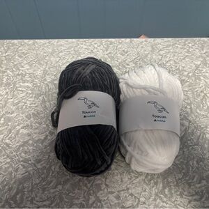 Hobbii Toucan Plush Yarn - Dark Gray & White